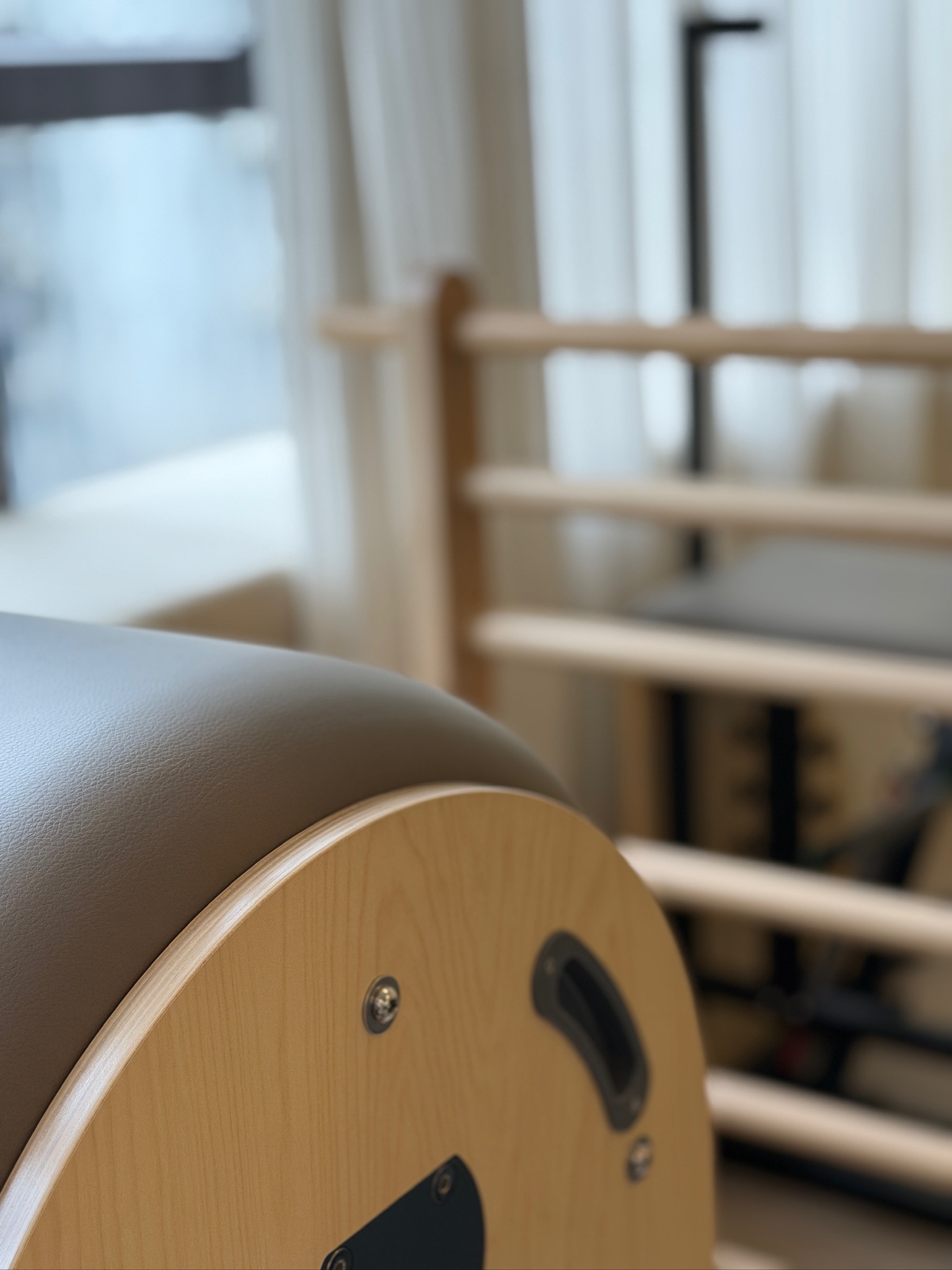 A detail of OMIYOGA studio equipment